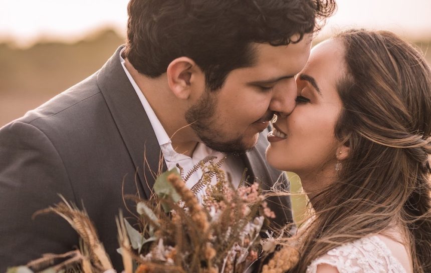 wedding-couple-autumn-bouquet-kiss-wedding-photography-philadelphia
